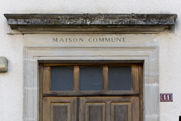 Pignon est : détail du linteau de l'entrée. © Région Bourgogne-Franche-Comté, Inventaire du patrimoine Pignon est : détail du linteau de l'entrée. © Région Bourgogne-Franche-Comté, Inventaire du patrimoine