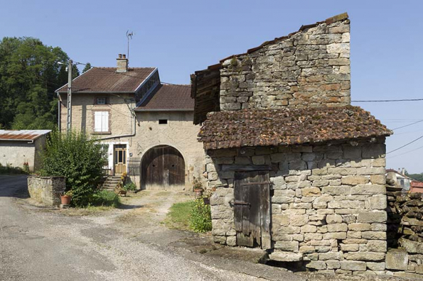 Vue de l'est de la ferme, 4 rue du Marchemont.  © Région Bourgogne-Franche-Comté, Inventaire du patrimoine