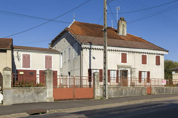 Façade antérieure vue depuis la rue au sud-est.  © Région Bourgogne-Franche-Comté, Inventaire du patrimoine