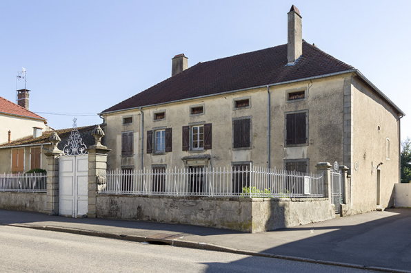 Vue de trois quart sud-ouest depuis la rue. © Région Bourgogne-Franche-Comté, Inventaire du patrimoine