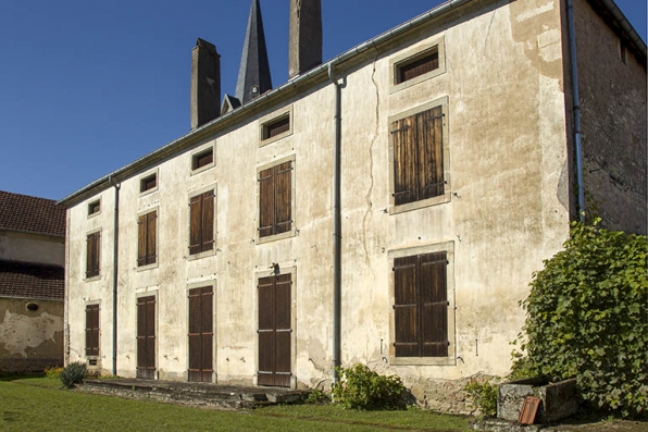 Vue de trois-quart nord-est de la façade postérieure. © Région Bourgogne-Franche-Comté, Inventaire du patrimoine