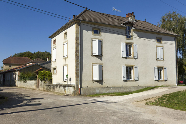 Vue de trois-quart sud-est de la façade donnant sur le canal.  © Région Bourgogne-Franche-Comté, Inventaire du patrimoine