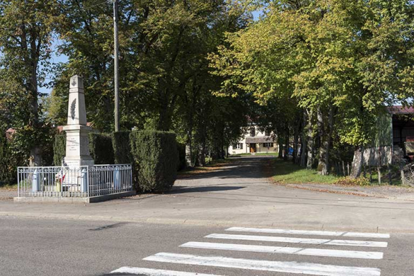 Depuis la place du monument aux morts, allée couverte conduisant à la place de la gare et à l'ancienne gare. © Région Bourgogne-Franche-Comté, Inventaire du patrimoine