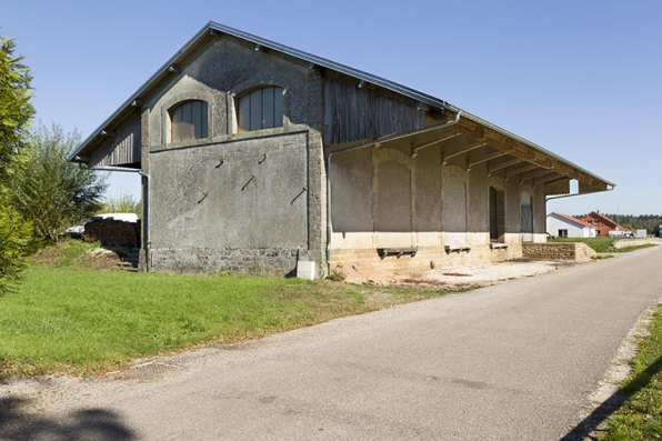 Vue de trois-quart sud-ouest de l'ancienne halle à marchandises de l'ancienne gare.  © Région Bourgogne-Franche-Comté, Inventaire du patrimoine