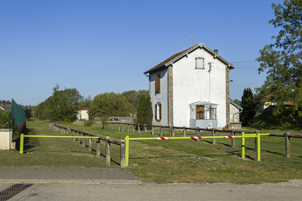 Vue de trois-quart nord-ouest de l'ancienne maison de garde-barrière. © Région Bourgogne-Franche-Comté, Inventaire du patrimoine