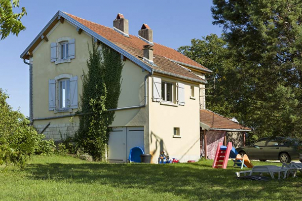 Vue de trois-quart de la maison de la porte de garde depuis le nord-ouest. © Région Bourgogne-Franche-Comté, Inventaire du patrimoine