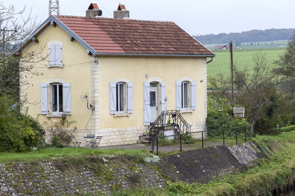 Vue de trois-quart de la maison de la porte de garde depuis le sud-est. © Région Bourgogne-Franche-Comté, Inventaire du patrimoine