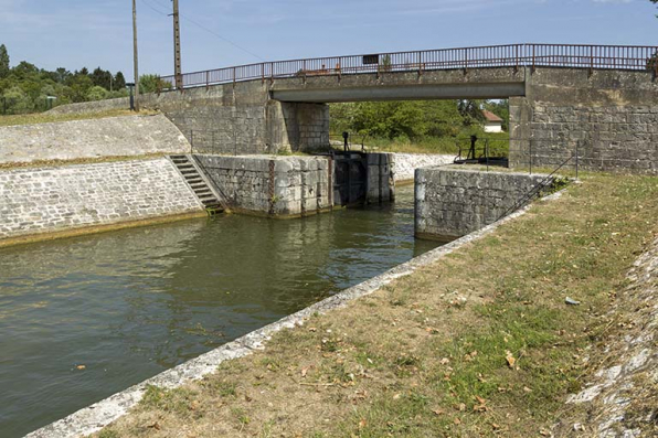 La porte de garde à l'entrée du canal. © Région Bourgogne-Franche-Comté, Inventaire du patrimoine