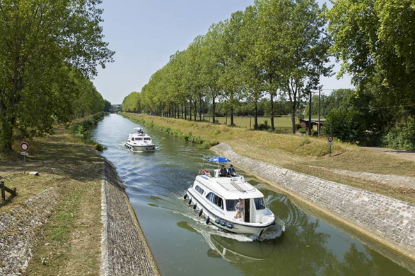 Bateaux de plaisance naviguant dans la dérivation de Rigny. © Région Bourgogne-Franche-Comté, Inventaire du patrimoine