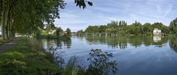 Le bief avec l'entrée de la dérivation sur la gauche et la Saône sur la droite. © Région Bourgogne-Franche-Comté, Inventaire du patrimoine