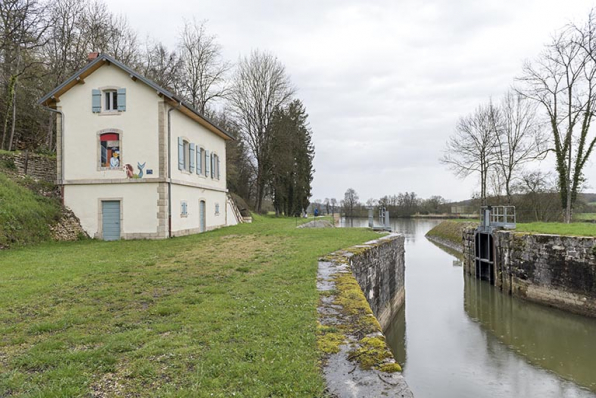 Vue depuis l'aval du site d'écluse. © Région Bourgogne-Franche-Comté, Inventaire du patrimoine