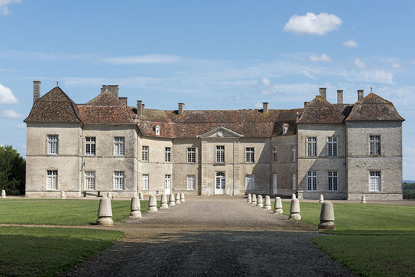 Vue générale sur la cour d'honneur (façade ouest). © Région Bourgogne-Franche-Comté, Inventaire du patrimoine