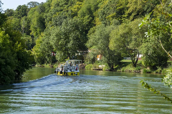 Bateau naviguant sur la Saône. © Région Bourgogne-Franche-Comté, Inventaire du patrimoine