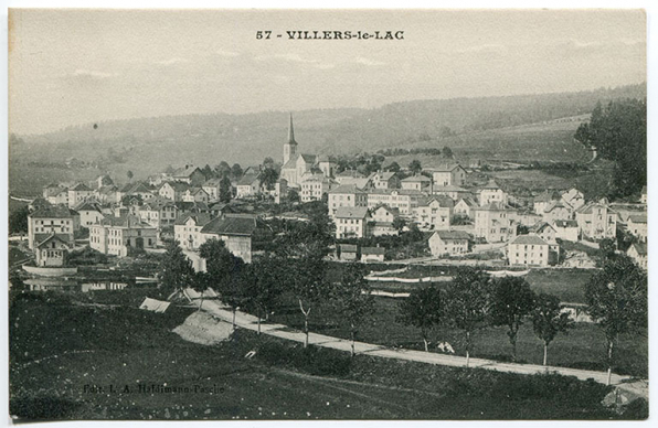 57 - Villers-le-Lac [vue d'ensemble, depuis l'est], 1er quart 20e siècle [entre 1908 et 1914 ?]. Les bâtiments sont visibles au centre, entre les Ets Lambert et Parrenin. © Région Bourgogne-Franche-Comté, Inventaire du patrimoine