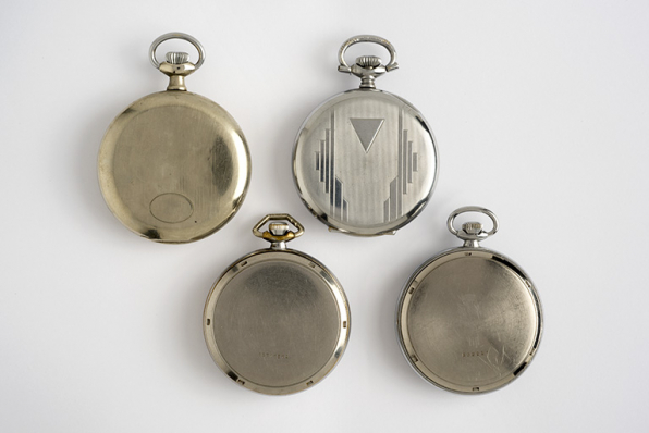 Vue d'ensemble des quatres montres : faces inférieures. © Région Bourgogne-Franche-Comté, Inventaire du patrimoine Vue d'ensemble des quatres montres : faces inférieures. © Région Bourgogne-Franche-Comté, Inventaire du patrimoine