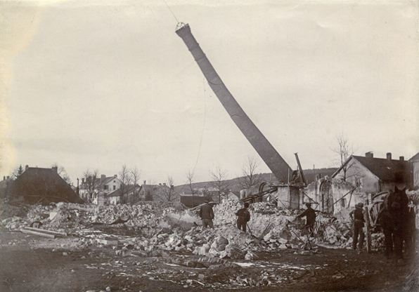 Démolition d'une cheminée suite à l'incendie du 11 août 1901, photogr., s.d. [1901 ?]. © Région Bourgogne-Franche-Comté, Inventaire du patrimoine
