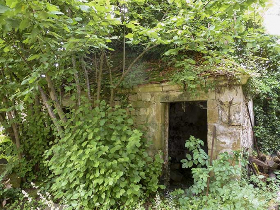 Dépendance à gauche de l'entrée. © Région Bourgogne-Franche-Comté, Inventaire du patrimoine