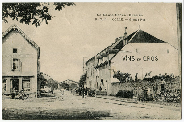 Grande rue et place dite aujourd'hui général de Gaulle. Carte postale. © Région Bourgogne-Franche-Comté, Inventaire du patrimoine