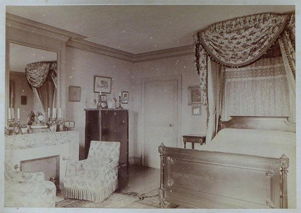 Une chambre dans le pavillon. Photographie de Gaston de Landreville dit Vedastus.  © Région Bourgogne-Franche-Comté, Inventaire du patrimoine