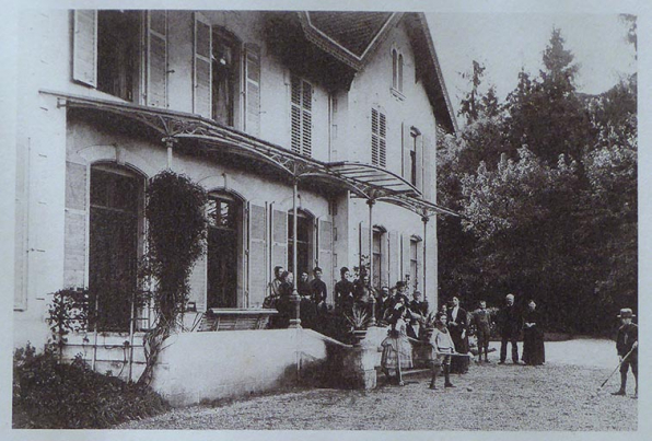 Groupe de personnes sur le perron sous la marquise en septembre 1887. Photographie de Vedastus.  © Région Bourgogne-Franche-Comté, Inventaire du patrimoine