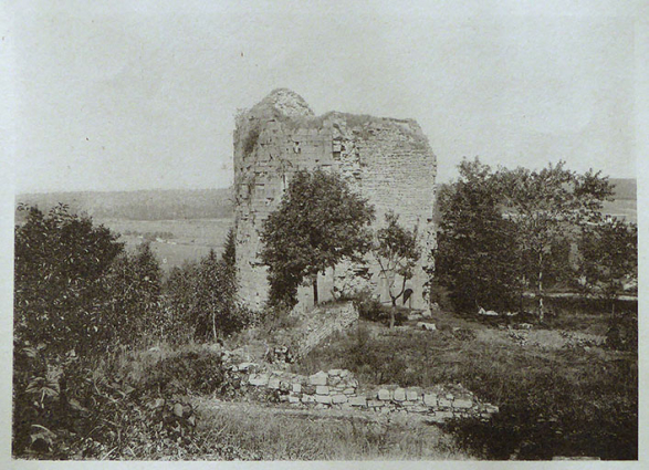 Photographie de Vedastus : les ruines de Demangevelle. Août 1890. © Région Bourgogne-Franche-Comté, Inventaire du patrimoine Photographie de Vedastus : les ruines de Demangevelle. Août 1890. © Région Bourgogne-Franche-Comté, Inventaire du patrimoine