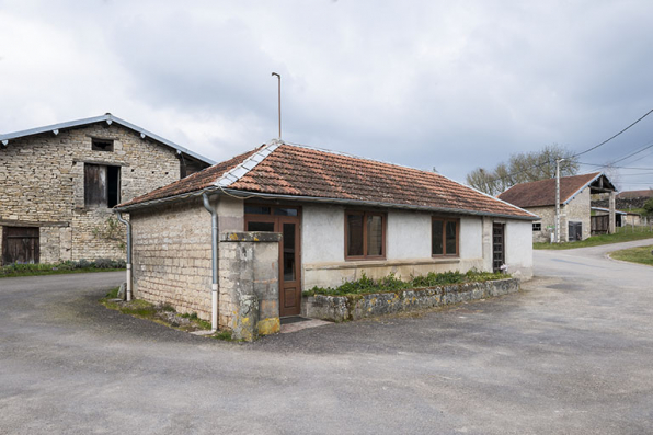 Le lavoir transformé en remise. © Région Bourgogne-Franche-Comté, Inventaire du patrimoine