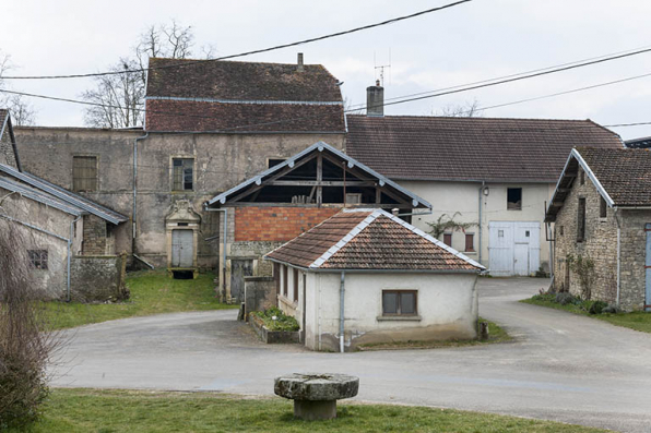 L'ancien lavoir avec en arrière plan, l'ancien presbytère. © Région Bourgogne-Franche-Comté, Inventaire du patrimoine