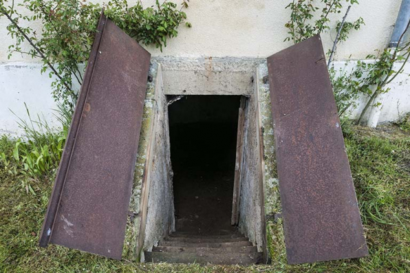 Porte d'accès à la cave, maison du barragiste. © Région Bourgogne-Franche-Comté, Inventaire du patrimoine