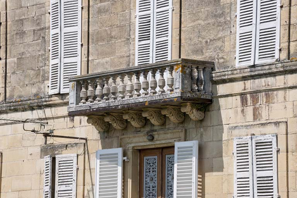 Le balcon au premier étage de la travée centrale, façade sud. © Région Bourgogne-Franche-Comté, Inventaire du patrimoine