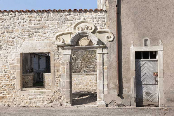 Porte reconstruite avec pierres de remploi. © Région Bourgogne-Franche-Comté, Inventaire du patrimoine