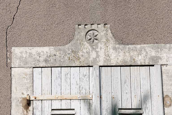 Détail du décor sur les linteaux. © Région Bourgogne-Franche-Comté, Inventaire du patrimoine