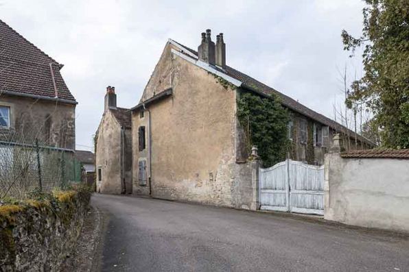 Façade postérieure de la ferme au numéro 26 de la rue Antoine Lumière. © Région Bourgogne-Franche-Comté, Inventaire du patrimoine