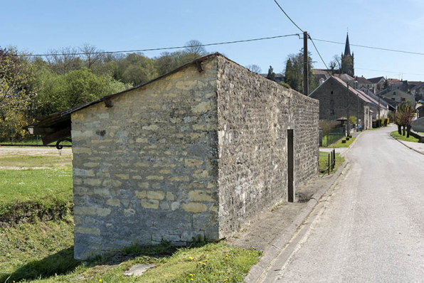 Le lavoir avec l'église en arrière plan. © Région Bourgogne-Franche-Comté, Inventaire du patrimoine