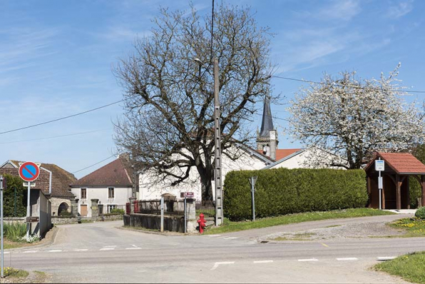 Intersection entre la départementale 44 et la rue de l'Eglise. © Région Bourgogne-Franche-Comté, Inventaire du patrimoine