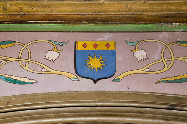 Intérieur : détail du décor peint : les armoiries simplifiées de la famille de Boutechoux, peintes sur le mur est. © Région Bourgogne-Franche-Comté, Inventaire du patrimoine Intérieur : détail du décor peint : les armoiries simplifiées de la famille de Boutechoux, peintes sur le mur est. © Région Bourgogne-Franche-Comté, Inventaire du patrimoine