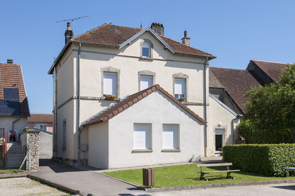 Façade postérieure avec l'agrandissement contemporain. © Région Bourgogne-Franche-Comté, Inventaire du patrimoine Façade postérieure avec l'agrandissement contemporain. © Région Bourgogne-Franche-Comté, Inventaire du patrimoine