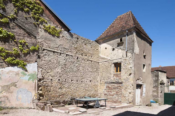 Vue sur l'emplacement de la grange abbatue et sur le pigeonnier de la partie ouest. © Région Bourgogne-Franche-Comté, Inventaire du patrimoine