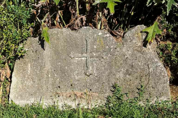 Pierre taillée ornée d'un motif de croix de Malte © Région Bourgogne-Franche-Comté, Inventaire du patrimoine