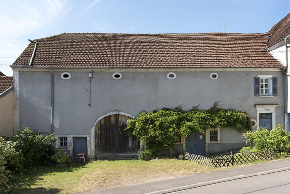 Façade sur rue d'une ferme à pavillon, 26 rue des Marronniers. Vue de face. © Région Bourgogne-Franche-Comté, Inventaire du patrimoine