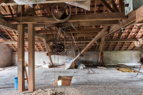 Vue de l'étage en surcroît, système de transmission par poulies et courroies et conduits fermés en bois © Région Bourgogne-Franche-Comté, Inventaire du patrimoine