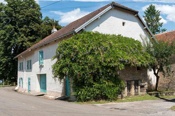 Maison située 1 Grande rue, avec une soue à cochons contre le mur pignon, côté rue de la Barque © Région Bourgogne-Franche-Comté, Inventaire du patrimoine