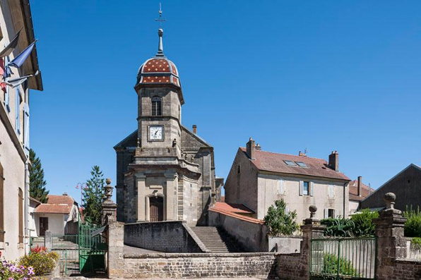 L'église et son presbytère, depuis l'avant-cour de la maison Malapert, aujourd'hui la mairie. © Région Bourgogne-Franche-Comté, Inventaire du patrimoine