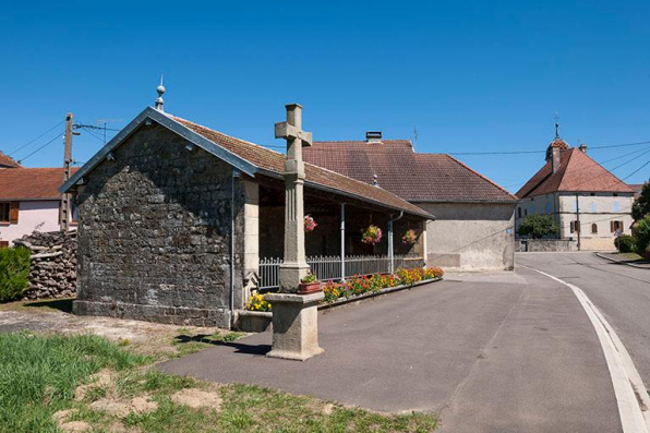 Le lavoir, le calvaire, la mairie et l'église, depuis la route de Fouchécourt. © Région Bourgogne-Franche-Comté, Inventaire du patrimoine