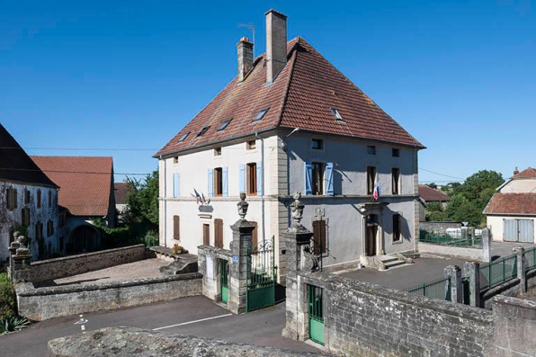 La maison Malapert, aujourd'hui la mairie, encadrée par son avant-cour, son jardin à l'arrière et la cour de l'école à droite. © Région Bourgogne-Franche-Comté, Inventaire du patrimoine La maison Malapert, aujourd'hui la mairie, encadrée par son avant-cour, son jardin à l'arrière et la cour de l'école à droite. © Région Bourgogne-Franche-Comté, Inventaire du patrimoine
