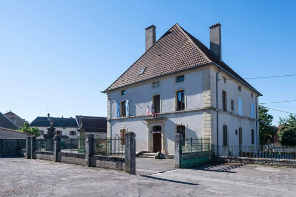 La mairie vue depuis la cour de récréation de l'école. © Région Bourgogne-Franche-Comté, Inventaire du patrimoine