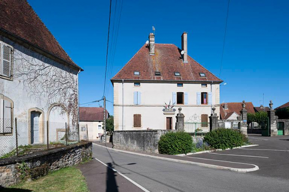 La maison Malapert, aujourd'hui la mairie, vue depuis la place de l'église. © Région Bourgogne-Franche-Comté, Inventaire du patrimoine