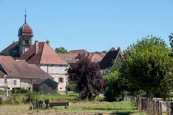 Vue générale du village. L'église, la maison Malapert (aujourd'hui la mairie), le lavoir. © Région Bourgogne-Franche-Comté, Inventaire du patrimoine Vue générale du village. L'église, la maison Malapert (aujourd'hui la mairie), le lavoir. © Région Bourgogne-Franche-Comté, Inventaire du patrimoine