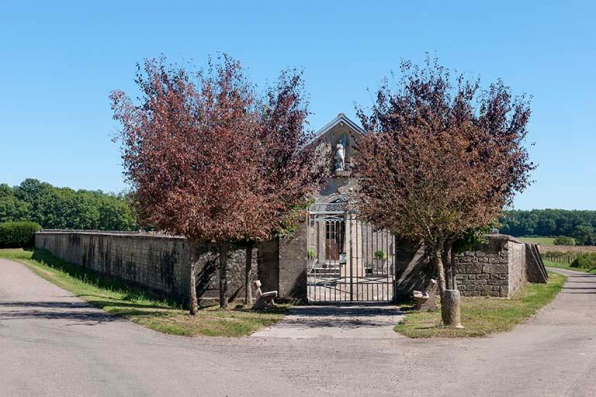 Chapelle Saint-Thiébaut et cimetière sur la parcelle trapézoidale à l'Est du village. © Région Bourgogne-Franche-Comté, Inventaire du patrimoine