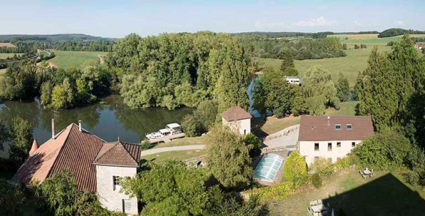 Les bâtiments des communs dans la basse cour, depuis le toit-terrasse du donjon du château, la Saône et le Durgeon. © Région Bourgogne-Franche-Comté, Inventaire du patrimoine