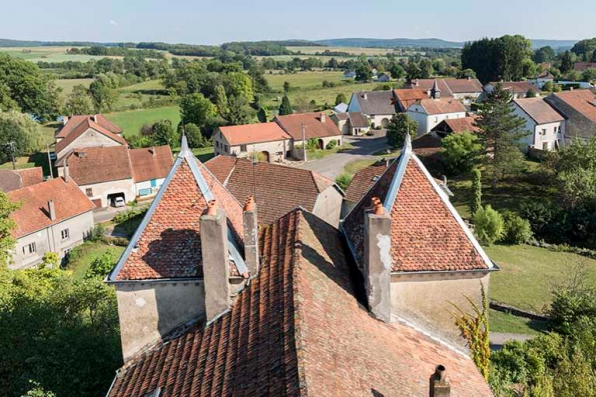 Vue des tours du château et de l'ensemble du village depuis le toit-terrasse du donjon. © Région Bourgogne-Franche-Comté, Inventaire du patrimoine